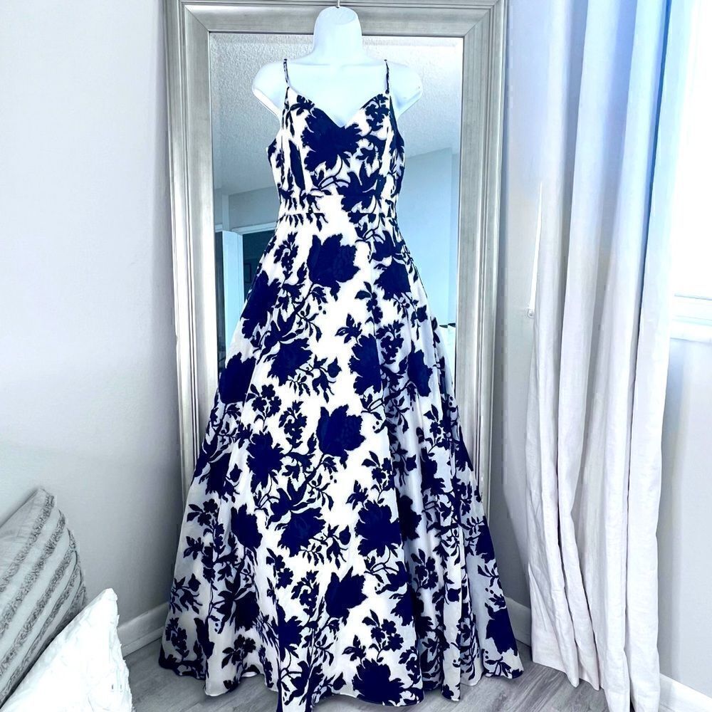 XSCAPE Open-Back Embellished Toile Gown Size 6.